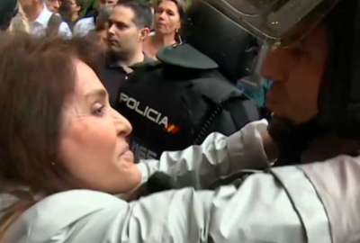 Polic&iacute;a denunci&oacute; el beso no consentido de una manifestante