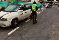 La autopista Simón Bolívar tiene varios baches y daños en su calzada.