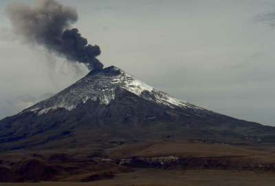 Volc&aacute;n Cotopaxi emite columna de ceniza de 1 km