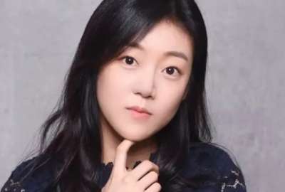 Kang Seo-Ha nació en 1994 y comenzó su carrera en la actuación en 2012.