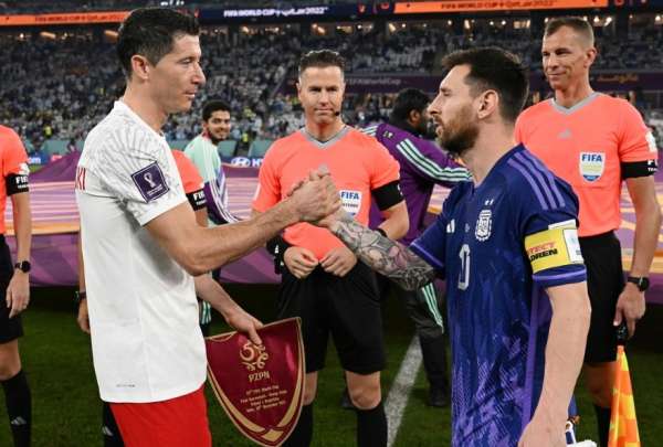 Lewandowski  revel&oacute; qu&eacute; le dijo a Messi en el partido Argentina Vs Polonia