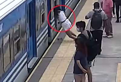 Mujer sobrevive tras caer a las v&iacute;as del metro en Argentina
