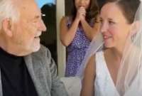 Un emotivo momento vivió una novia en el día de su boda. Su papá la conoció minutos después de casarse. 