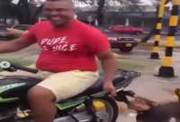 El motociclista cometió infracciones de tránsito y violencia animal por arrastrar a un perro.