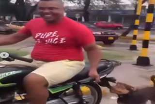 En Colombia, un motociclista arrastr&oacute; a un perro