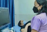 Referencial. Una mujer es atendida por una especialista de salud.