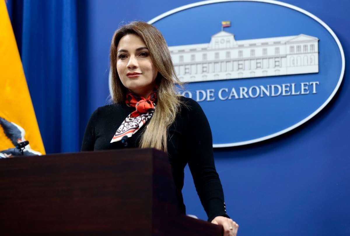 Carolina Jaramillo, vocera de Carondelet, anunció en rueda de prensa que el Ejecutivo ajustará parte del cuestionario enviado a la Corte Constitucional.