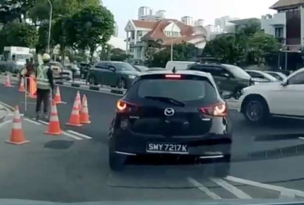  Una conductora fue rescatada tras caer con su veh&iacute;culo en un enorme socav&oacute;n en Singapur.