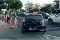 Una conductora fue rescatada tras caer con su vehículo en un enorme socavón en Singapur.