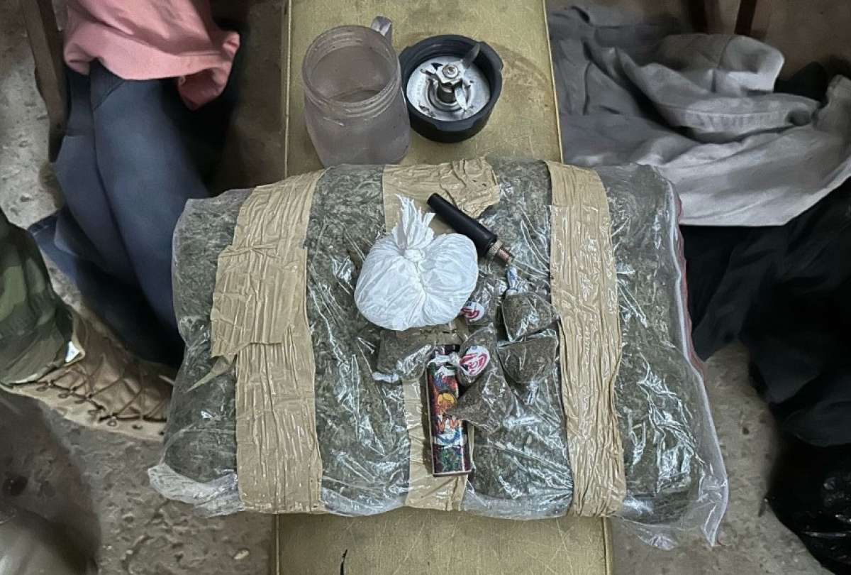 Autoridades incautan un kilogramo de marihuana y detienen a un presunto delincuente en Chone.