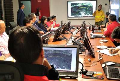 El alcalde Pabel Mu&ntilde;oz preside el COE Metropolitano por incendio forestal.