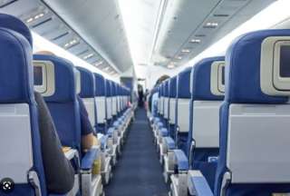 Hombre atac&oacute; a la tripulaci&oacute;n e intent&oacute; abrir la puerta de emergencia en pleno vuelo