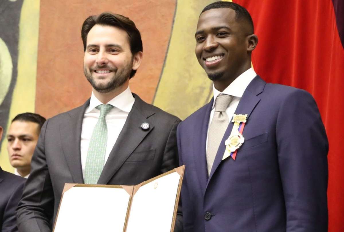 Willian Pacho (der.) fue condecorado por el presidente del Legislativo, Niels Olsen,tras una exitosa temporada con el París Saint-Germain.