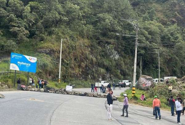 Los manifestantes bloquearon la v&iacute;a que conecta Cuenca con Guayas con troncos y piedras. 