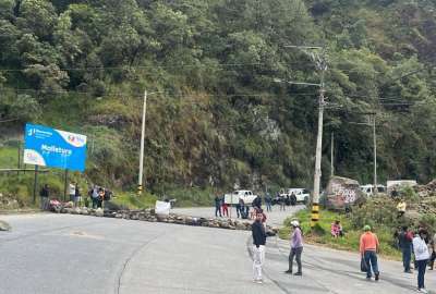 Los manifestantes bloquearon la v&iacute;a que conecta Cuenca con Guayas con troncos y piedras. 