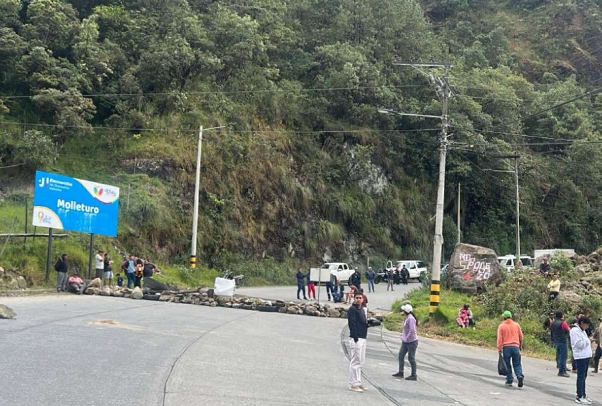 Los manifestantes bloquearon la vía que conecta Cuenca con Guayas con troncos y piedras. 