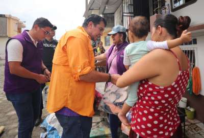 Ministro Burbano entrega ayuda humanitaria a familias afectadas por sismo en Esmeraldas