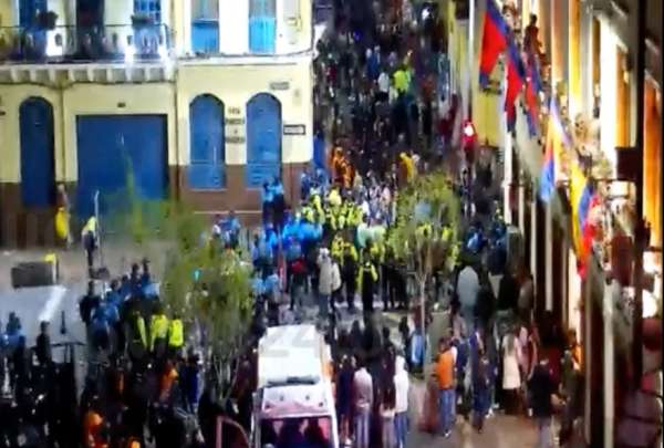 Desorganizaci&oacute;n y aglomeraci&oacute;n provocaron la suspensi&oacute;n del evento.