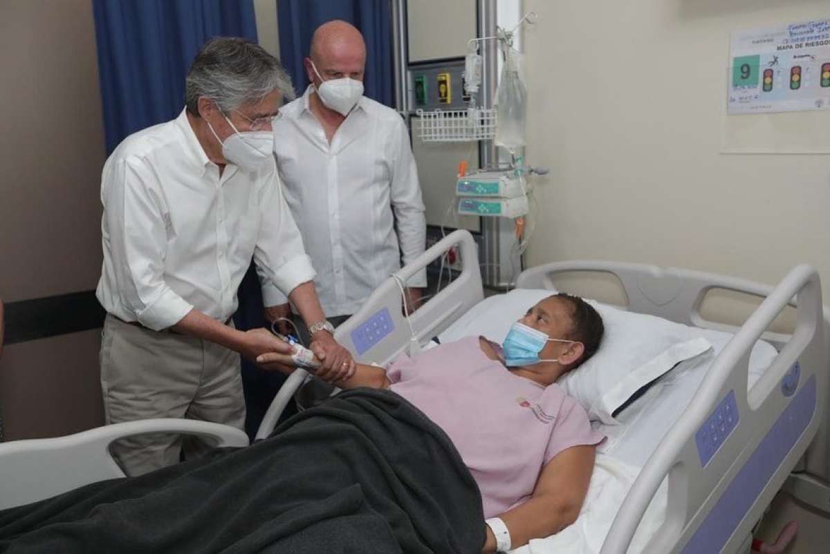 Guillermo Lasso (izq.) conversa con un paciente en el Hospital de Especialidades