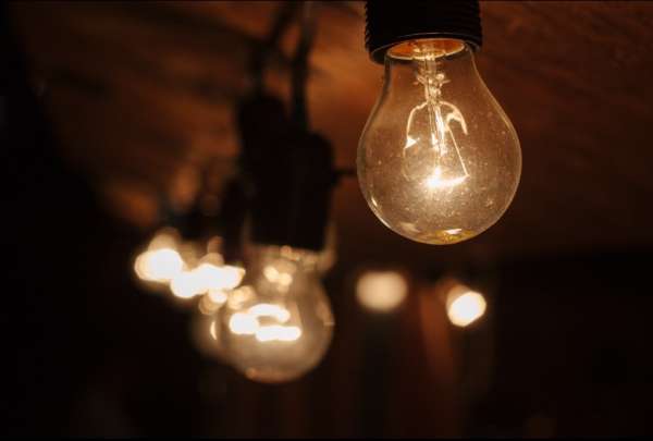 Las planillas el&eacute;ctricas tendr&aacute;n un descuento del 50% a finales de mayo, tras el decreto del presidente Daniel Noboa. 