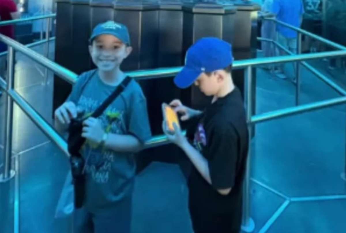 Los gemelos Bryson y Coleson se desmayaron en plena montaña rusa. El video de su reacción sorprendió a millones en TikTok.