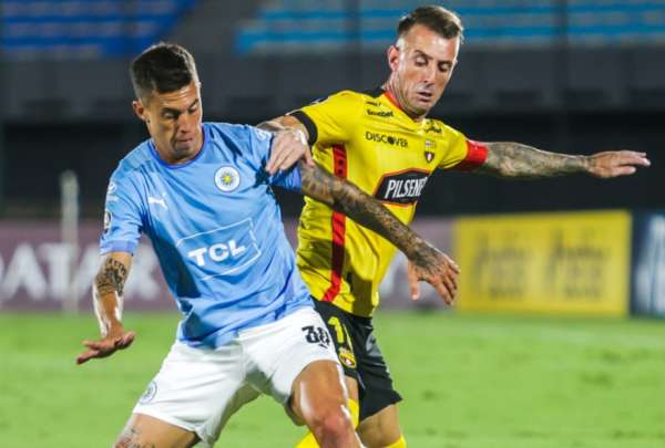 Dami&aacute;n D&iacute;az (der.) busca el bal&oacute;n ante el uruguayo Nicol&aacute;s Milesi