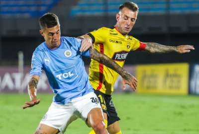 Dami&aacute;n D&iacute;az (der.) busca el bal&oacute;n ante el uruguayo Nicol&aacute;s Milesi