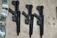 14 fusiles de asalto y dos pistolas que ingresaron en un paquete postal fueron incautados por la Policía.