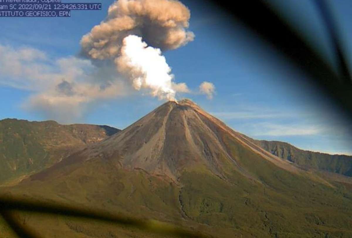 El volc&aacute;n Reventador expuls&oacute; m&aacute;s ceniza que caer&aacute; en poblaciones cercanas