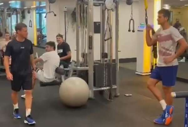 Novak Djokovic imit&oacute; a Lionel Messi antes del inicio del Australia Open