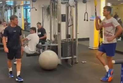 Novak Djokovic imit&oacute; a Lionel Messi antes del inicio del Australia Open