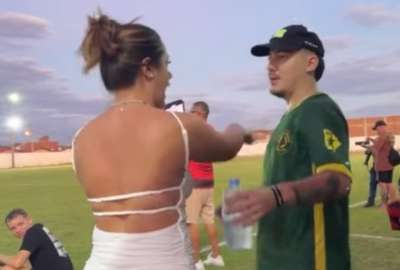 &iexcl;Ins&oacute;lito! Mujer entr&oacute; a la cancha y saca a su pareja del partido frente a todos