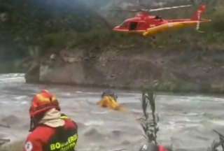 Bomberos realizan espectacular rescate en el r&iacute;o Guayllabamba