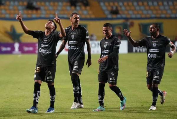 Kendry P&aacute;ez abri&oacute; el marcador en Chile