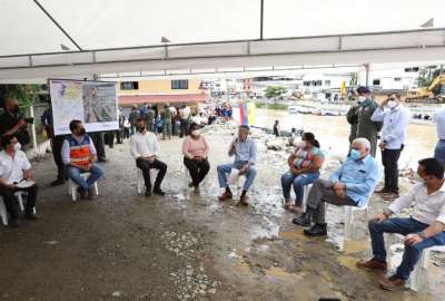 Guillermo Lasso (centro) conversa con moradores del  cant&oacute;n Balao, donde el r&iacute;o del mismo nombre se desbord&oacute;