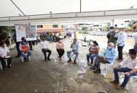 Guillermo Lasso (centro) conversa con moradores del cantón Balao, donde el río del mismo nombre se desbordó