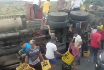 Ciudadanos hac&iacute;an fila para llevarse las cervezas.