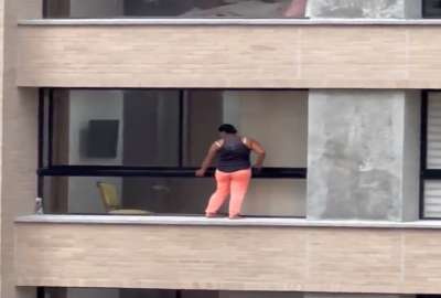Una mujer arriesg&oacute; su vida para limpiar las ventanas de un departamento situado en el piso 12. 
