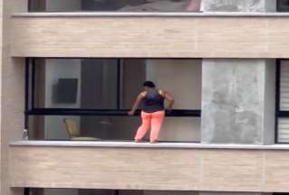 &iexcl;Ins&oacute;lito! Mujer limpi&oacute; las ventanas de un departamento en el piso 12