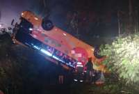 Una persona falleci&oacute; tras el volcamiento de un bus en Pedro Vicente Maldonado