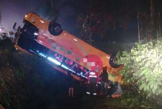 Un fallecido tras volcamiento de un bus en Pedro Vicente Maldonado