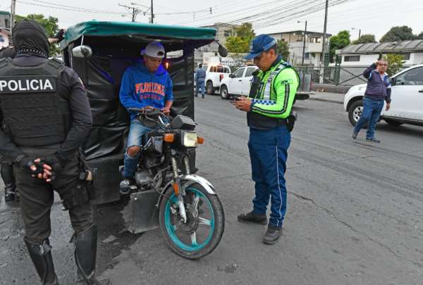 En Guayaquil, comerciantes informales fueron desalojados tras invadir la v&iacute;a p&uacute;blica.&nbsp;