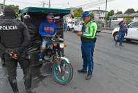 En Guayaquil, comerciantes informales fueron desalojados tras invadir la vía pública. 