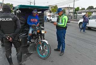 Guayaquil: Comercios informales que invaden v&iacute;a en Pascuales fueron desalojados