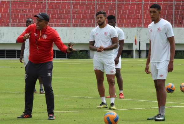 El DT C&eacute;sar Far&iacute;as (izq.) dirige el entrenamiento de Aucas, en Chillogallo