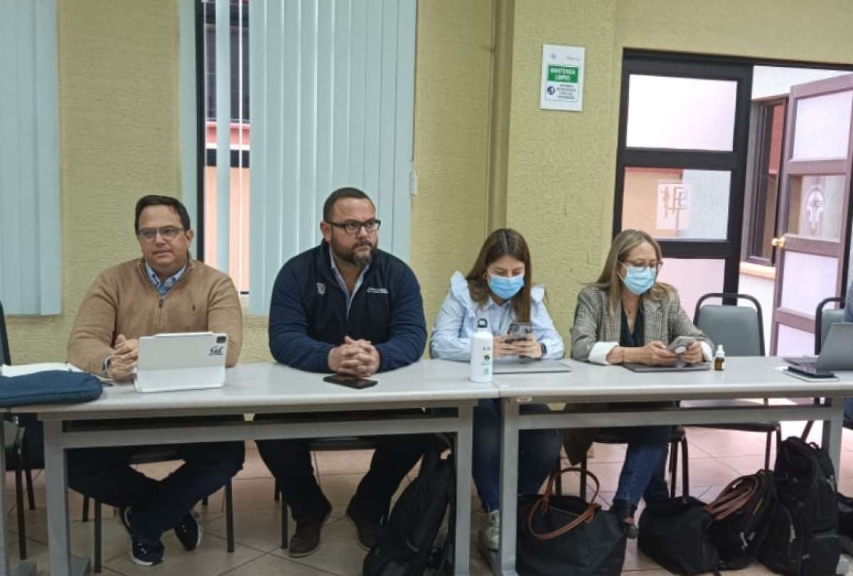 La mesa de di&aacute;ologo cont&oacute; con los titulares de las carteras de Ambiente y Energ&iacute;a y Minas.