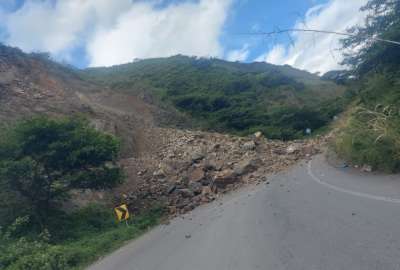 Deslizamiento de tierra en la v&iacute;a Loja-Catamayo