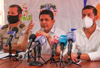 Jos&eacute; Delgado (centro), presidente del Delf&iacute;n, durante la conferencia de prensa