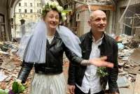 Una pareja se cas&oacute; en Jark&oacute;v, ciudad devastada por la guerra
