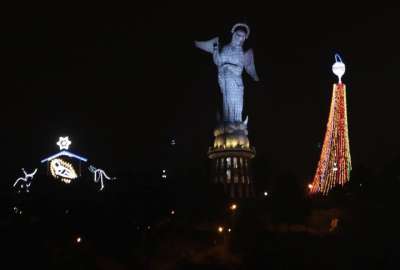 El pesebre del Panecillo ya ilumina las noches de Quito por Navidad